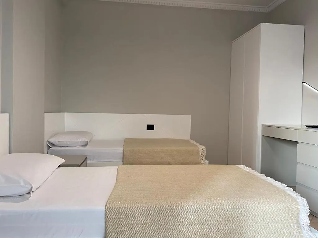 Laureta Central Apartment ティラナ