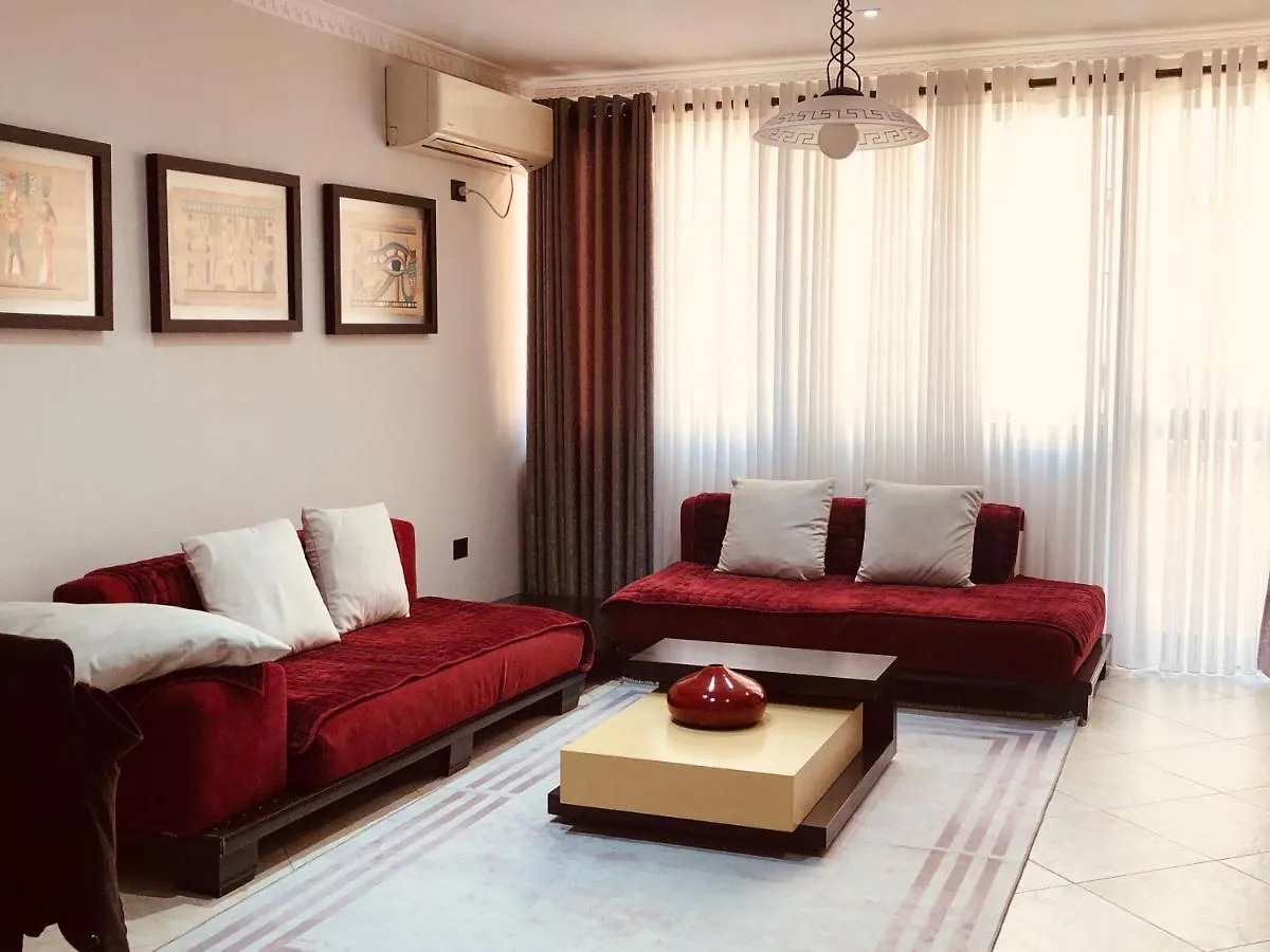 Laureta Central Apartment ティラナ