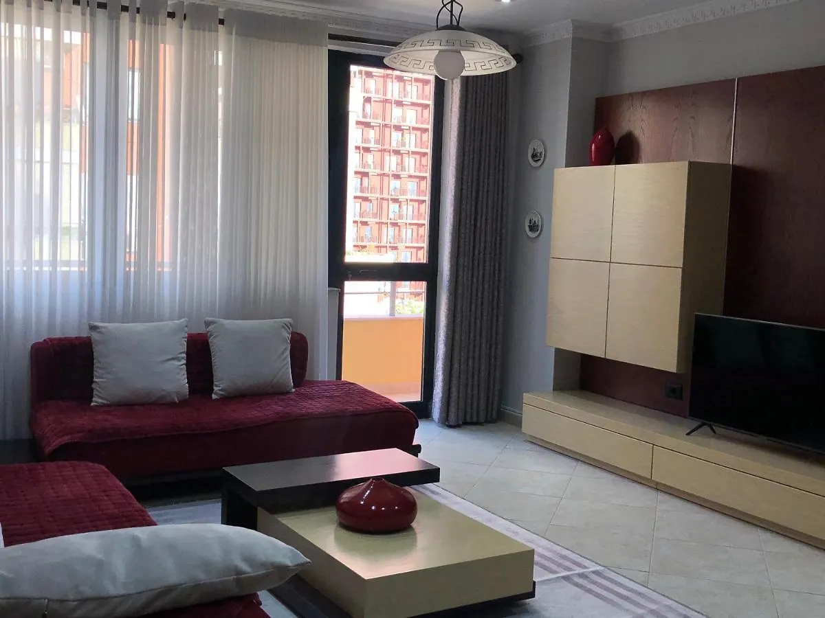 Laureta Central Apartment ティラナ