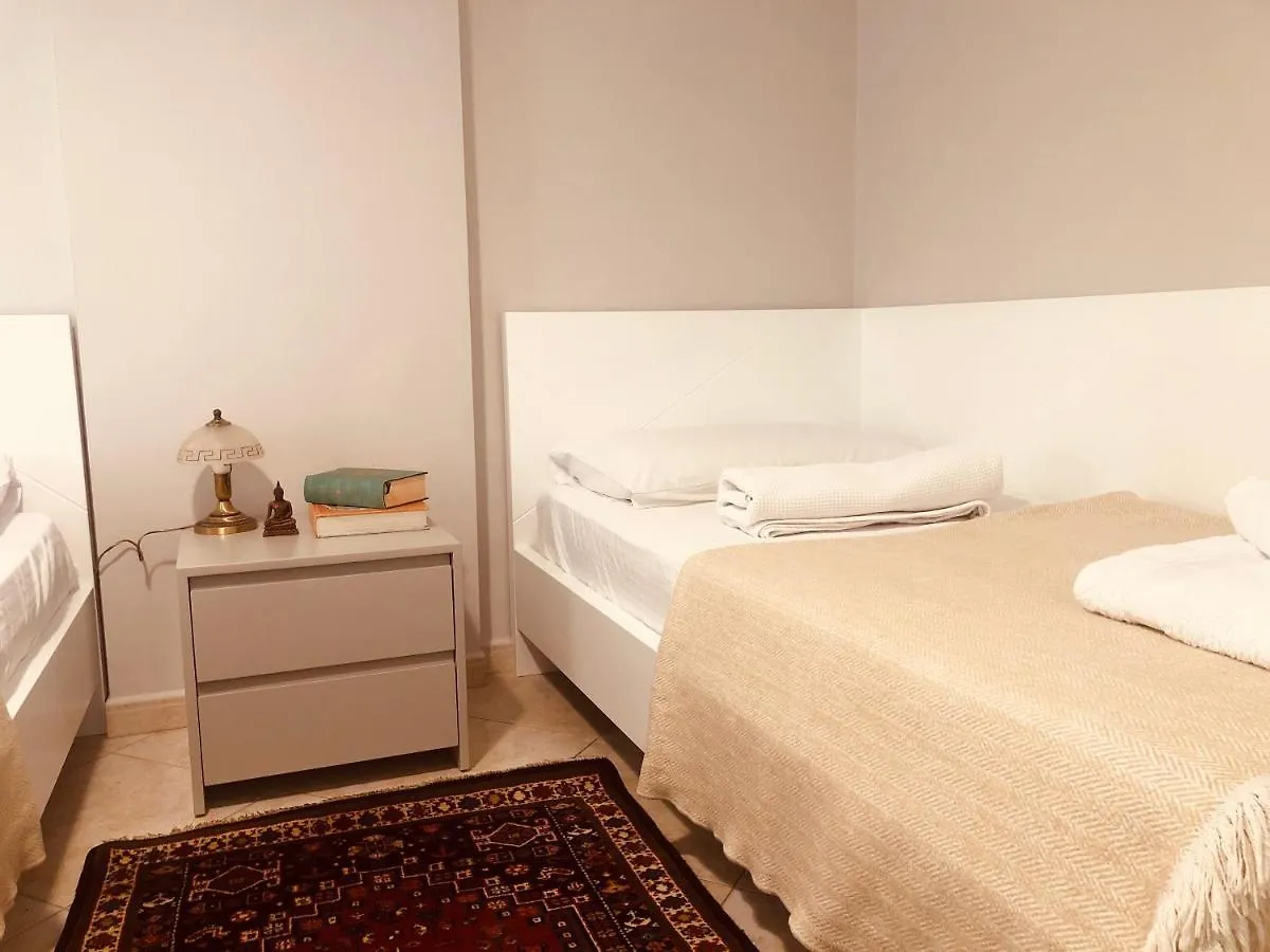 Laureta Central Apartment ティラナ